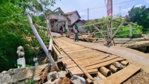 Kondisi-jembatan-yang-rusak-di-Kampung-Hegarmanah-Desa-Cipinang-Cimaung-Kabupaten-Bandung.jpg