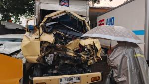 Kondisi-kendaraan-truck-light-box-yang-terlibat-kecelakaan-beruntun-di-Tol-Cipularang-KM-95-B.jpg