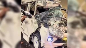 Kondisi-minibus-yang-menabrak-truk-fuso-di-Terowongan-Kembar-Tol-Cisumdawu.jpg