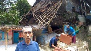 Kondisi-rumah-Iyuy-yang-rusak-akibat-pergerakan-tanah-11111.jpg