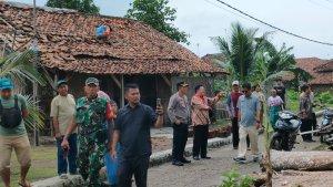 Kondisi-rumah-diterjang-angin-kencang-di-Desa-Cigugur-Kaler-Kecamatan-Pusakajaya-Subang.jpg
