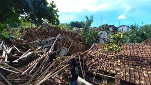 Kondisi-rumah-rusak-tertimbun-longsors.jpg