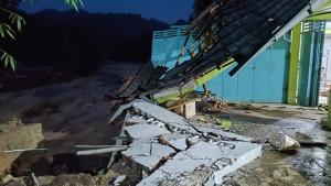 Kondisi-rumah-warga-rusak-parah-akibat-banjir-bandang-di-CIsolok-sukabumi.jpg