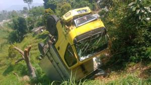 Kondisi-truk-jasa-ekspedisi-yang-masuk-jurang-di-Cihanjuang-Bandung-Barat.jpg