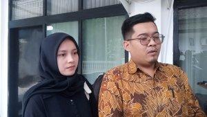Kuasa-Hukum-keluarga-Kenzie-M-Ikram-Ardiansyah-Tumiwang-dan-Ibu-Kenzie-Daera-Wulandari.jpg