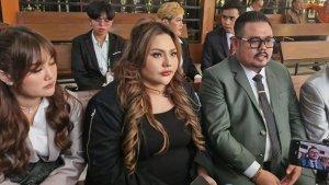 Lisa-Mariana-didampingi-kuasa-hukumnya-dalam-sidang-mediasi-y.jpg