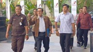 Mantan-Menteri-Hukum-dan-Hak-Asasi-Manusia-Yasonna-Laoly-kedua-dari-kiri-saat-tiba-KPK.jpg