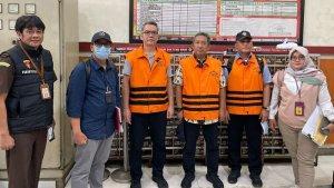 Mantan-Wali-Kota-Bandung-Yana-Mulyana-keempat-dari-kiri-saat-dieksekusi.jpg