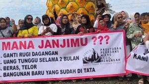 Massa-Paguyuban-Pedagang-Nanas-Papanas-menagih-janji-sUBANG.jpg