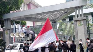 Massa-geruduk-Kejati-laporkan-Ade-Zakir.jpg