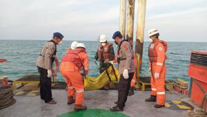 Mayat-pria-tanpa-identitas-terombang-ambing-di-laut-karawan.jpg