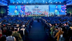 Menteri-Pariwisata-Widiyanti-Putri-Wardhana-saat-hadir-pada-acara-wisuda-NHI.jpg