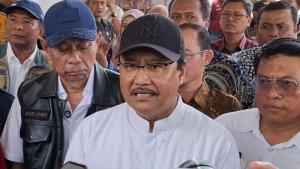 Menteri-Sosial-Mensos-Saifullah-Yusuf-saat-ditemui-di-Kantor-Desa.jpg