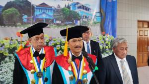 Mentri-Sosial-Mensos-Saiffulah-Yusuf-saat-diwawancara-di-Bandung.jpg