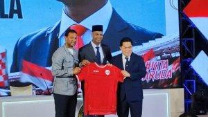 Momen-Pelatih-Timnas-Indonesia-Patrick-Kluivert-pakai-peci-hitam.jpg