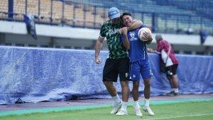 Momen-bercanda-pelatih-Persib-Bojan-Hodak.jpg