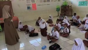 Murid-Kelas-1-SDN-Cibitung-Sukabumi-belajar-di-lantai.jpg