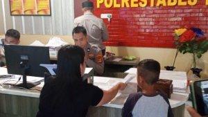Nasib-bocah-6-tahun-melaporkan-diri-ke-polisi-bersama-sang-ibu-kencing-bercabang-lima.jpg