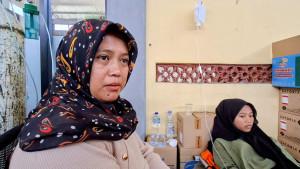 Nur-Jana-38-memdampingi-anaknya-yang-korban-keracunan-MBG-di-KBB.jpg