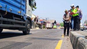 Olah-TKP-kecelakaan-maut-di-Jalur-Pantura-Indramayu_882023.jpg