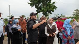 Ono-Surono-usai-meninjau-lokasi-di-Desa-Karangmalang.jpg