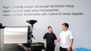 PEMILIK-Nyawang-Langit-Roastery-Hadi-Widodo-kiri-Nyawang-Langit.jpg