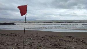 Pantai-Palabuhanratu-Sukabumi-yang-dipasangi-rambu-bendera-merah-Selasa-27122022.jpg