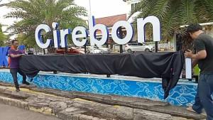 Papan-nama-BT-Batik-Trusmi-di-Stasiun-Cirebon-ditutup-kain-Perubahan-nama-Stasiun-Cirebon.jpg