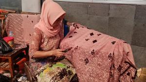Para-perajin-batik-di-sentra-BT-Batik-Trusmi-Kabupaten-Cirebon.jpg
