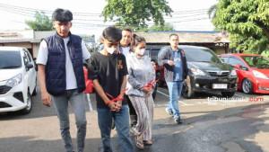 Pasangan-muda-pembuang-bayi-di-depan-sebuah-rumah-yatim.jpg