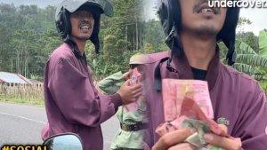 Pasutri-di-Pekalongan-Temukan-Uang-Berhamburan-di-Jalan-Mencari-Pemiliknya.jpg