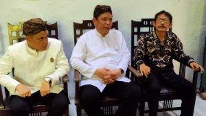 Patih-Sepuh-Keraton-Kasepuhan-Pangeran-Raja-Goemelar-Soeryadiningrat-tengah.jpg