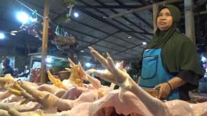 Pedagang-ayam-potong-di-Pasar-Rebo-Purwa.jpg