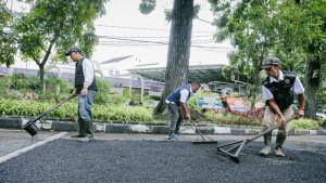 Pekerja-saat-melakukan-perbaikan-jalan-di-Bandung-beberapa-waktu-lalu.jpg