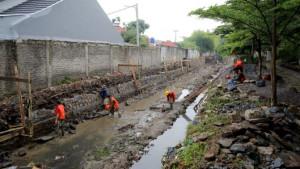 Pekerja-sedang-membuat-penahan-tanah-di-satu-sungai-di-Kelurahan-Antapani-Kidul-Kota-Bandung.jpg