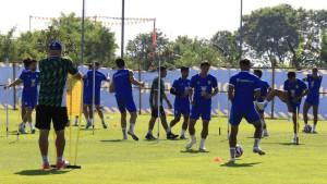 Pelatih-Persib-Bandung-Bojan-Hodak-memperhatikan-pemainnya.jpg