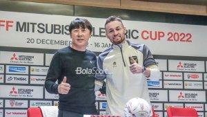 Pelatih-timnas-Indonesia-Shin-Tae-yong-kiri-dan-Marc-Klok-kanan.jpg
