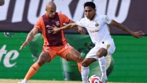 Pemain-Borneo-FC-kiri-saat-mencoba-merebut-bola-yang-dikuasai-pemain-Bhayangkara-FC.jpg