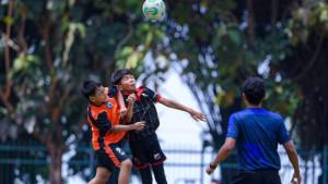 Pemain-POR-UNI-hitam-terlibat-duel-udara-saat-menghadapi-SSB-Beebold.jpg
