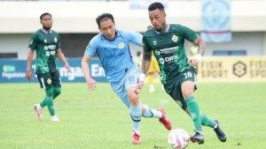 Pemain-PSKC-Cimahi-menggiring-bola-saat-berhadapan-dengan-Persela-Lamongan.jpg