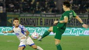Pemain-Persebaya-Surabaya-berbeut-bola-dengan-pemain-PSIS-Semarang.jpg