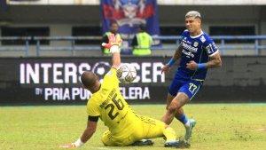 jabar/Pemain-Persib-Bandung-Ciro-Alves-vs-kiper-Persija-Jakarta-Andritany-Ardhiyasa.jpg