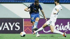 Pemain-Persib-Bandung-Tyronne-Del-Pino-berebut-bola-dengan-pemain-Lion-City-Sailors-FC.jpg