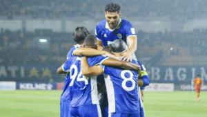 Pemain-Persib-Bandung-berpelukan-merayakan-gol-2-ACL-2.jpg