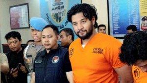 Pemain-sinetron-Ammar-Zoni-saat-dihadirkan-polisi.jpg