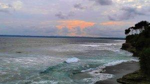 Pemandangan-di-Pantai-Batu-Hiu-Pangandaran.jpg