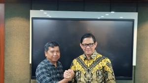 Pemimpin-Redaksi-Tribun-Jabar-Adi-Sasono-bersalam-komando-dengan-MQ-Iswara.jpg
