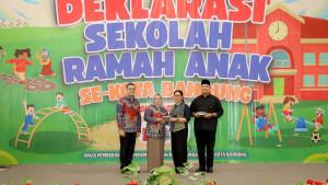 Pemkot-Bandung-bersama-siswa-guru-orang-tua-dan-Forum-Anak-Kota-Bandung.jpg