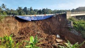 Penampakan-longsor-Jalan-Tol-Bocimi-KM-64-di-Kampung-Sikup.jpg
