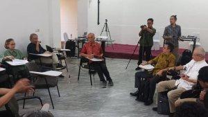 Peneliti-sejarah-dan-budaya-Tionghoa-dari-Universitas-Maranatha-Dr-SugiriKustedja-baju-merah.jpg